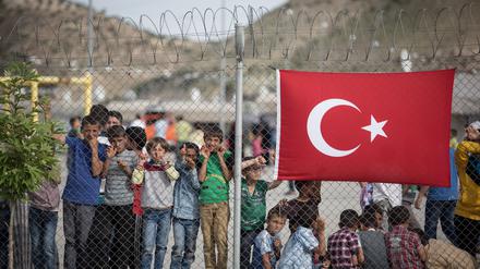 Flüchtlingskinder stehen hinter einem Zaun im Nizip-Flüchtlingslager in Gaziantep in der Türkei.