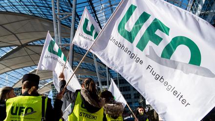 Flugbegleiter:innen der Unabhängigen Flugbegleiter Organisation UFO beim Streik am Münchner Flughafen