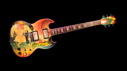 Eine bunt bemalte Gitarre der Blues- und Rocklegende Eric Clapton ist in den USA für 1,27 Millionen Dollar versteigert worden.