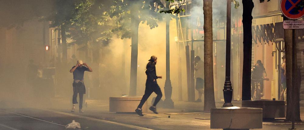 Flammen, Rauch und Protest in Nizza in der fünften Nacht der Krawalle nach dem Tod eines Jugendlichen durch Schüsse eines Polizisten. (Photo by Valery HACHE / AFP)