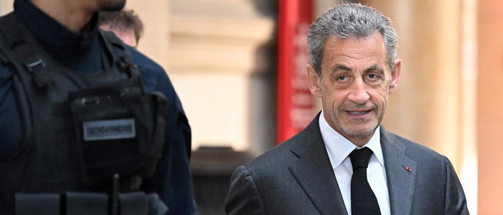 Der französische Ex-President Sarkozy vor dem Gerichtsgebäude in Paris.