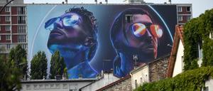 Überlebensgroß. Ademo und N.O.S vom Hip-Hop-Duo PNL auf einer Hochhausfassade in einer französischen Vorstadt.