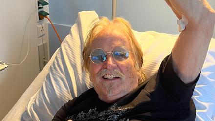 Musiker Frank Zander liegt in einem Krankenhausbett. (Archivbild)