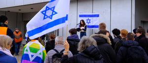 Während der Kundgebung von „Israel for Future“ prägen Israel-Fahnen das Bild der Menschenmenge.