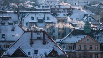 Qualm steigt aus zahllosen Schornsteinen und Abzügen an einem kalten Wintermorgen in der Leipziger Südvorstadt auf. 
