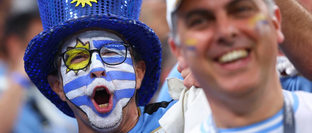 28.11.2022, Katar, Lusail:  Fans aus Uruguay jubeln vor dem Spiel.