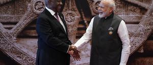 Indiens Premierminister Narendra Modi begrüßt den Präsidenten von Südafrika, Cyril Ramaphosa.
