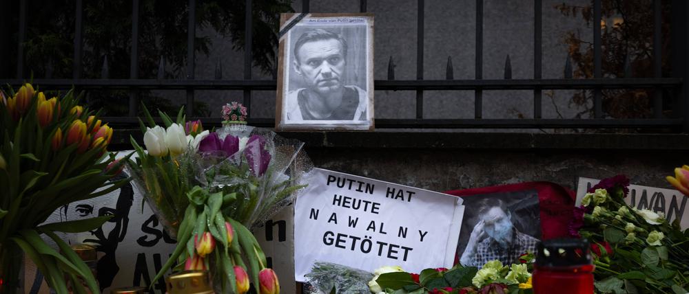 Symbolfigur der russischen Opposition. Gedenken an Alexej Nawalny vor dem Russischen Konsulat in Frankfurt am Main