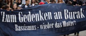 "Zum Gedenken an Burak - Rassismus - wieder das Motiv?" steht am 05.04.2014 in Berlin bei einer Demonstration zum Gedenken an den 22-jährigen Burak Bektas auf einem Transparent. Bektas wurde in der Nacht zum 5. April 2012 in Berlin-Neukölln erschossen. Am Jahrestag seines Todes wollen Freunde und Eltern daran erinnern, dass bis heute vom Täter jede Spur fehlt. Foto: Florian Schuh/dpa +++(c) dpa - Bildfunk+++