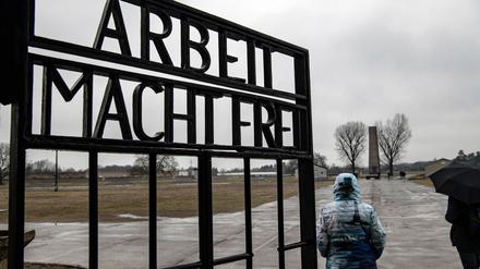 «Arbeit macht frei» steht am Eingangstor des ehemaligen Konzentrationslagers in der Gedenkstätte Sachsenhausen.