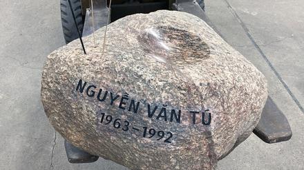 Der Gedenkstein für Nguyễn Văn Tú wurde von der Berliner Künstlerin Susanne Ahner gestaltet.