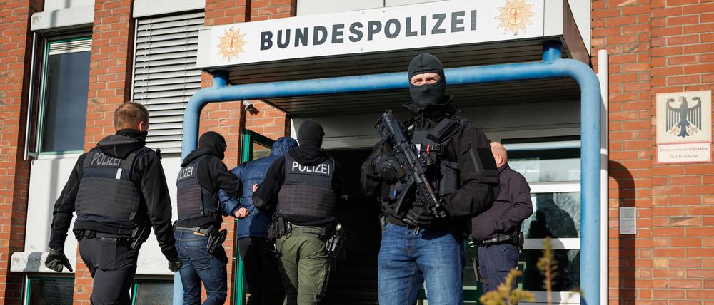 Einsatzkräfte der deutschen Polizei und der niederländischen Justiz führen einen Gefangenen in ein Gebäude der Bundespolizei. Fünf mutmaßliche Geldautomatensprenger sind von den Niederlanden nach Deutschland überstellt worden. 
