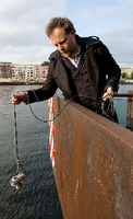 Der Berliner Philipp Geist reist an Flüsse in aller Welt, um seine Kamera einzutauchen... Foto: Sebastian Dudey