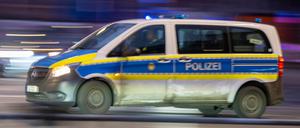 Ein Polizeiauto fährt mit Blaulicht zu einem Einsatz. Unbekannte haben in Berlin-Zehlendorf einen Geldautomaten gesprengt. (Archivbild)