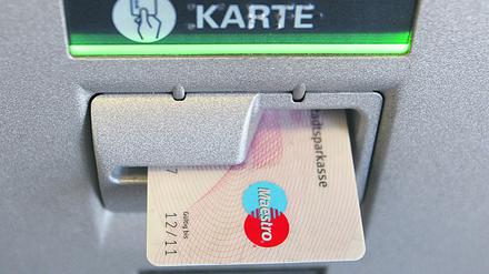 Eine EC-Karte steckt im Eingabeschlitz eines Geldautomaten einer Sparkasse (Archivbild vom am 07. Januar 2010)