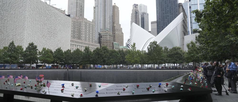 Gendenkort für die Opfer der Terroranschläge vor 22 Jahren am 9/11 Memorial. 