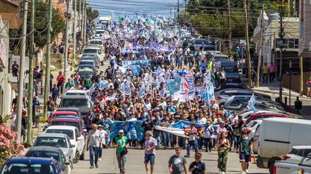 Demonstranten marschieren durch eine Stadt in Patagonien gegen das Reformvorhaben vom argentinischen Präsidenten Milei. 