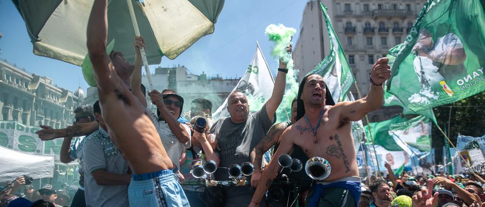 Buenos Aires, 24. Januar: Viele folgten dem Ruf der Gewerkschaften zum Protest gegen die „Kettensägen“-Reformen des neugewählten Präsidenten Milei.