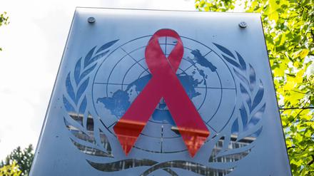  Genf, Schweiz - 27. Mai 2021: Das Emblem von UNAIDS in Genf, welche zur WHO World Health Organization gehört.