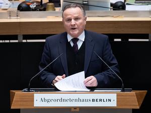 Georg Pazderski (AfD) spricht bei der Sondersitzung im Berliner Abgeordnetenhaus.