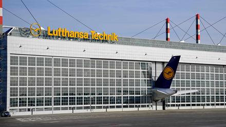 Lufthansa-Maschine in einem Hangar auf dem Flughafen München.