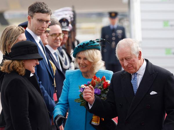 König Charles III. und Königin-Gemahlin Camilla wurden von einer Begrüßungsdelegation am Flughafen BER in Empfang genommen.