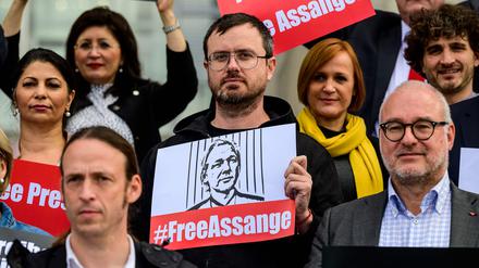 Gabriel Shipton (Mitte) bei einer Protestkundgebung für seinen Halbbruder Julian Assange am 19. Oktober vor dem Reichstagsgebäude.