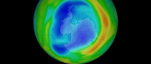 Über dem Südpol bildet sich im Winter ein Ozonloch. Eigentlich hatte man nach der Reduzierung von FCKW mit einer raschen Erholung gerechnet (hier eine Simulation von 2018), doch diese scheint sich zu verzögern.
