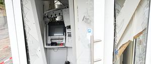 Gesprengter Geldautomat auf dem Gelände der Johannes-Gutenberg-Universität in Mainz (Archivbild).