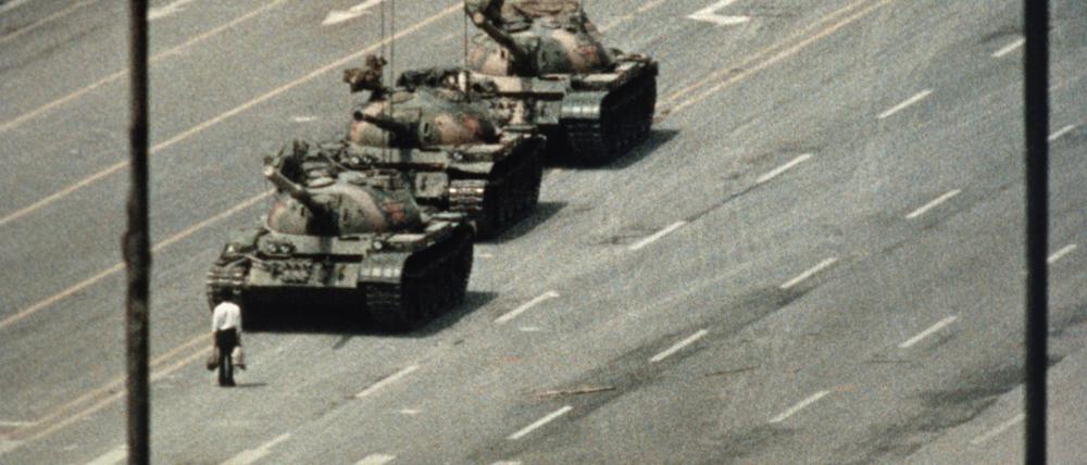 Das Foto des „Tank Man“ ging in die Geschichte ein: Ein Mann stellte sich am 5. Juni 1989 mit seinen Einkaufstüten den Panzern der Volksbefreiungsarmee entgegen.