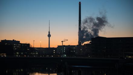 Dampf steigt vom Vattenfall Heizkraftwerk Scharnhorststraße am Morgen auf. Im Hintergrund steht der Fernsehturm. 