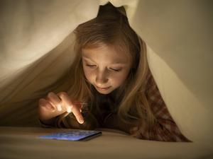 Wann sollten Kinder das erste Smartphone bekommen, welches Modell ist geeignet und was können Eltern tun, um ihr Kind zu schützen?