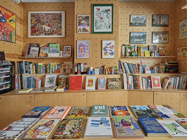 „Grafik“ ist ein Buchladen für Comics und Illustrierte Bücher und zugleich auch eine kleine Galerie.