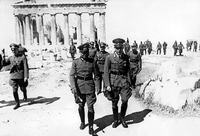 Der deutsche Generalfeldmarschall von Brauchitsch (Mitte links) nach der Eroberung Griechenlands auf der Athener Akropolis, Mai 1941 Foto: pa/akg-images