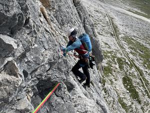 Jeder Felsen hat seine eigenen Herausforderungen: Tassilo Waniek erklimmt die Große Cirspitze in den Dolomiten.