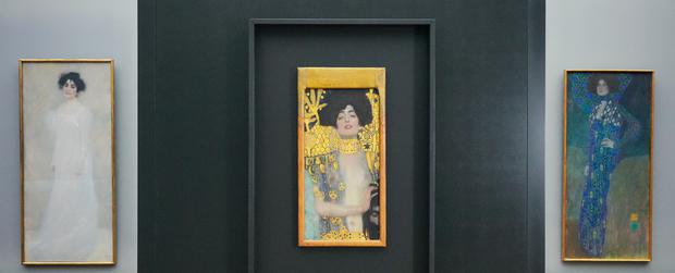 Dremal Klimt: Gustav Klimts Gemälde „Judith“ (mitte) , daneben  sein „Bildnis Emilie Flöge“ (re.) und  ein Porträt von „Serena Pulitzer Lederer“.