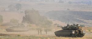 Ein israelischer Panzer bezieht nahe der Grenze zu Libanon Stellung. Die Bewohner im Norden Israsels werden evakuiert. 