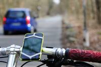 Telefonieren und Halten des Mobiltelefons beim Radfahren