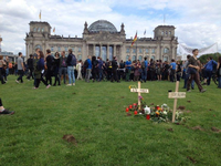 Grabkerzen vor dem Reichstag. Über 100 Gräber wurden letztlich ausgehoben.