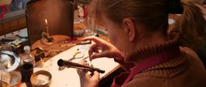 Anke Schoenherr repariert eine Querflöte in der Werkstatt von Holzblasinstrumente Schoenherr in Mitte.
