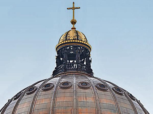 Die Kuppel samt Kreuz wurde dem Barockbau auf Wunsch von König Friedrich Wilhelm IV. hinzugefügt. 