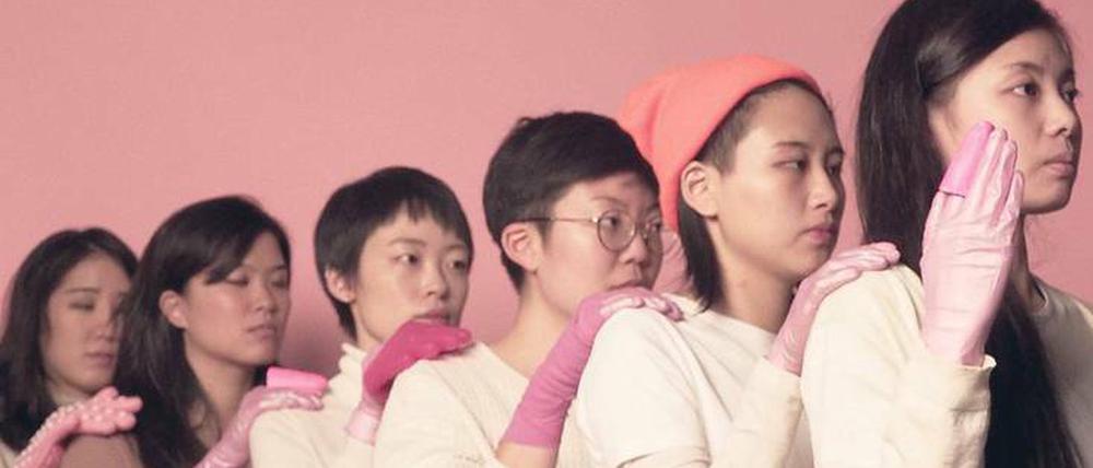 Schräge neue Welt. Filmstill aus Jen Lius Beitrag „Pink Slime Caesar Shift“ von 2018.