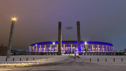 Zu Ehren von Bernstein leuchtet das Olympiastadion blau und weiß. 