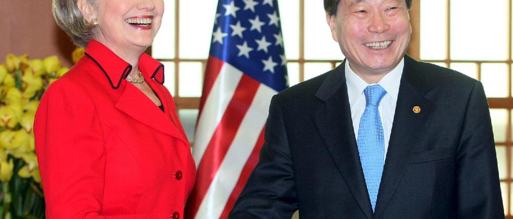 Hillary Clinton und Yu Myung-Hwan
