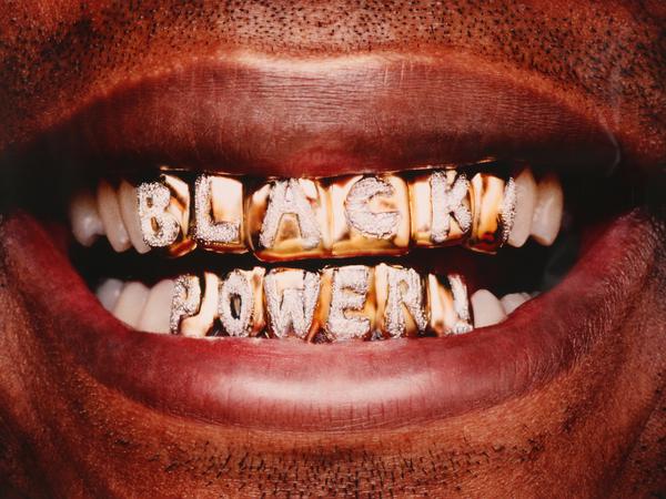 Glitzernde Grillz mit politischem Slogan: „Black Power“ von Hank Willis Thomas, 2006.
