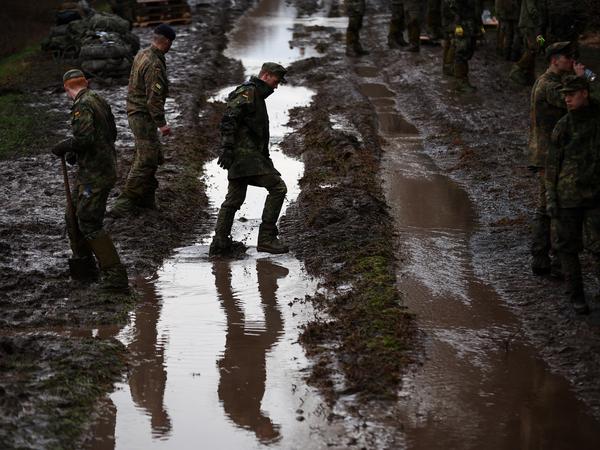 Bundeswehreinsatz in Oberröblingen in Sachsen-Anhalt: Soldatinnen und Soldaten können nur noch bei Tageslicht arbeiten.
