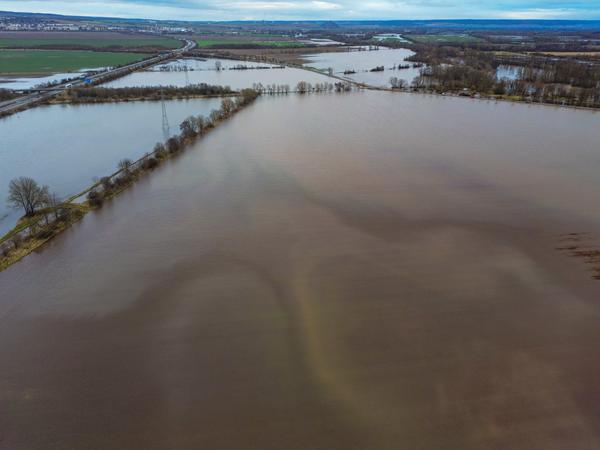 04.01.2024: Das strömende Hochwasser erzeugt Muster im Landkreis Mansfeld-Südharz.
