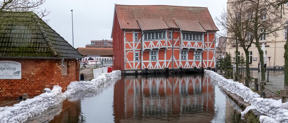 Mit Sandsäcken werden bei einer Sturmflut in Wismar Häuser in Hafennähe vor dem Hochwasser geschützt. 