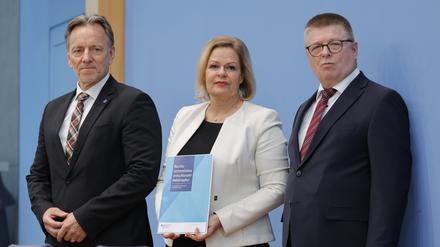BKA-Präsident Holger Münch (links), Innenministerin Nancy Faeser (SPD) und Thomas Haldenwang, Präsident des Bundesamtes für Verfassungsschutz.