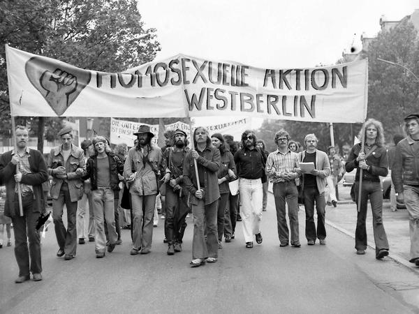 Mitglieder der Gruppe "Homosexuelle Aktion Westberlin" bei der Pfingstdemonstration in West-Berlin, 1973.